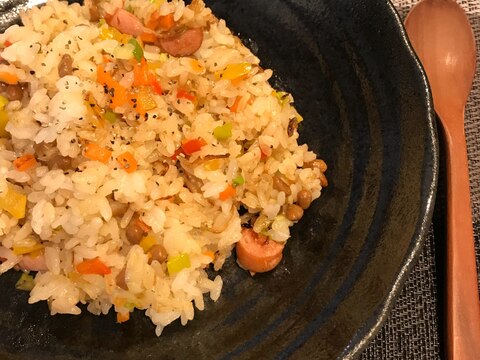 彩り野菜ウインナー納豆チャーハン  卵無し